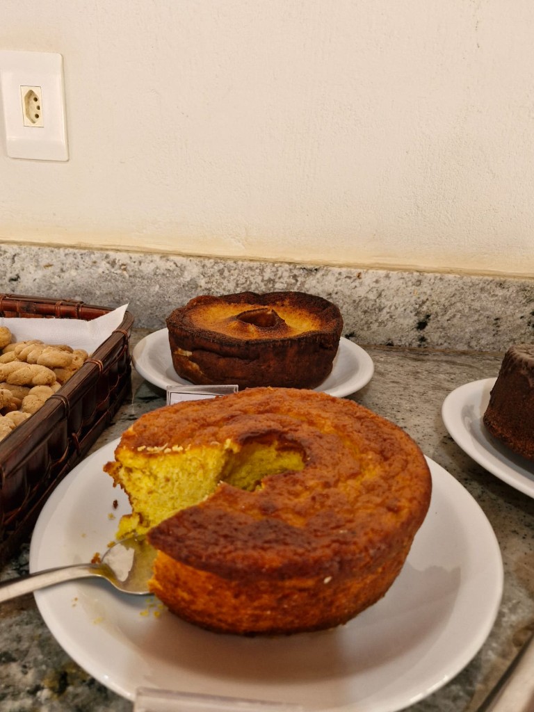 Bolos caseiros no café da manhã da Pousada Essência da Canastra