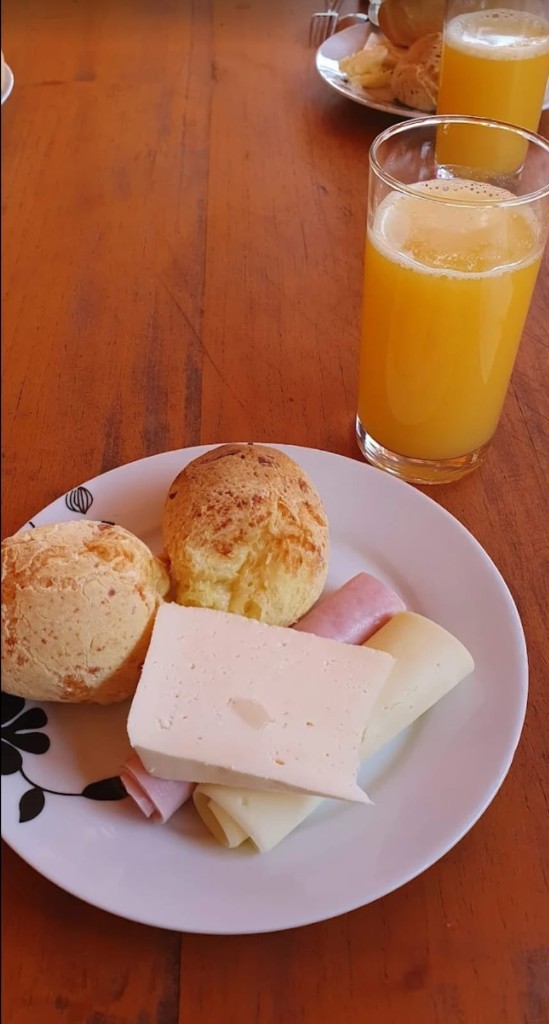 Prato de café da manhã na Pousada Essência da Canastra