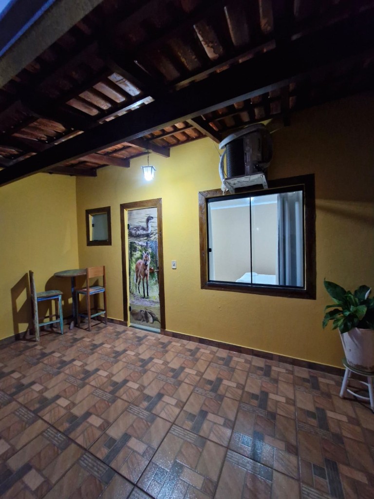 Varanda iluminada à noite na Pousada Essência da Canastra