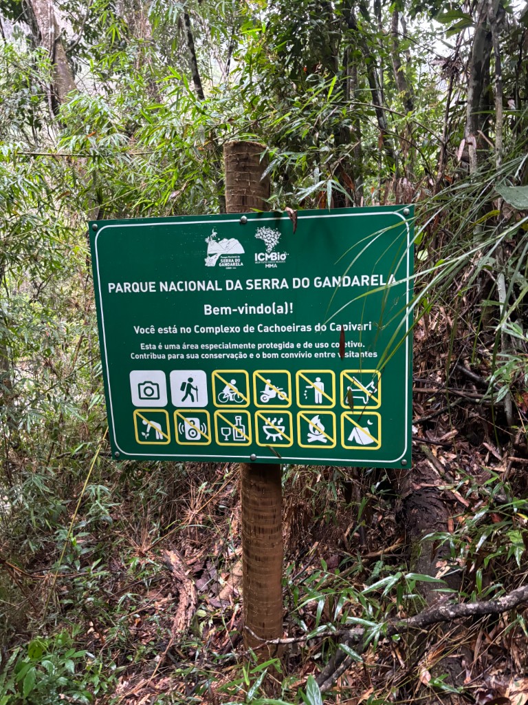 Placa de boas-vindas ao Complexo de Cachoeiras do Capivari no Parque Nacional da Serra do Gandarela