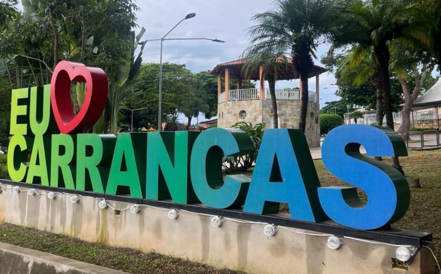 Letreiro Eu amo Carrancas no centro da cidade