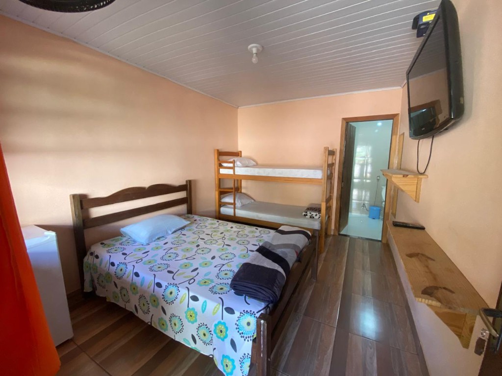 Quarto com beliches na Pousada Dona Lourdes