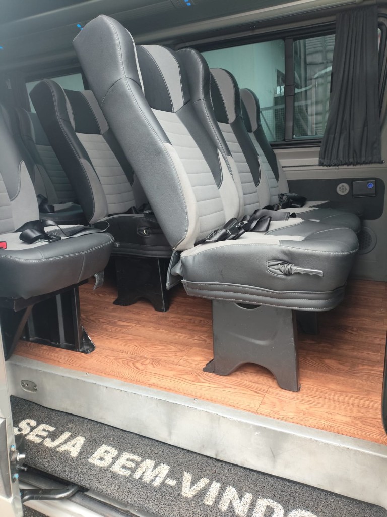 Interior da van com assentos confortáveis e iluminação