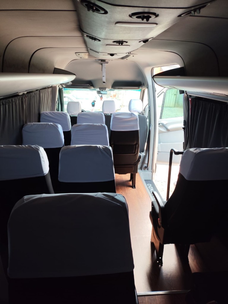 Corredor interno da van Sprinter com piso de madeira