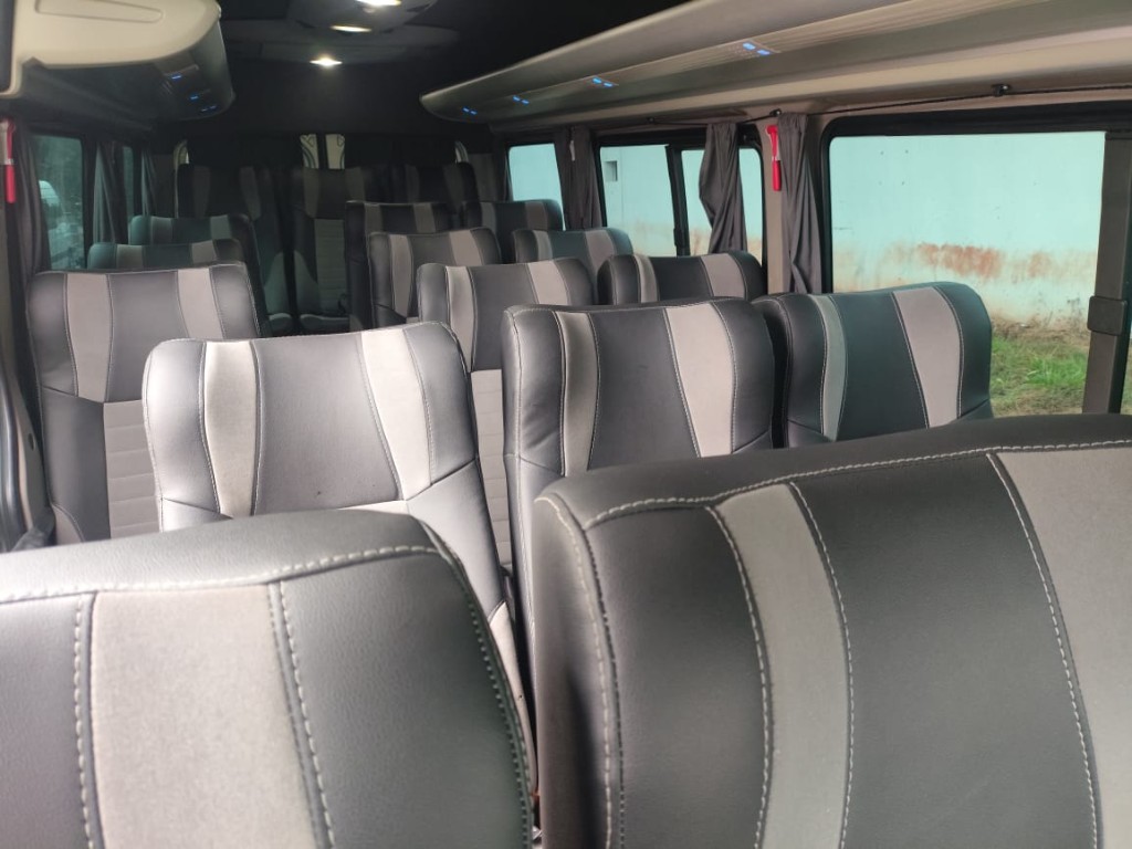 Interior da van com poltronas reclináveis e ar-condicionado