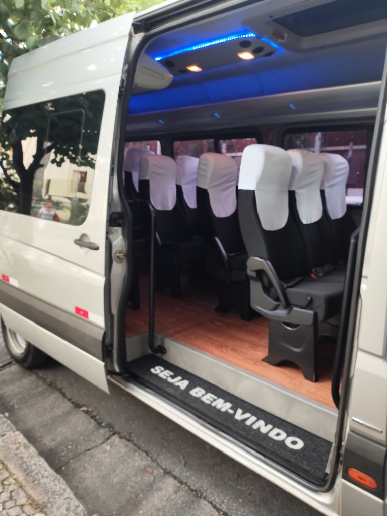 Porta da van Sprinter aberta com tapete Seja Bem-Vindo