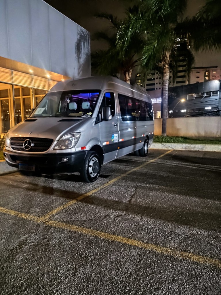 Van Sprinter prata em ponto de embarque