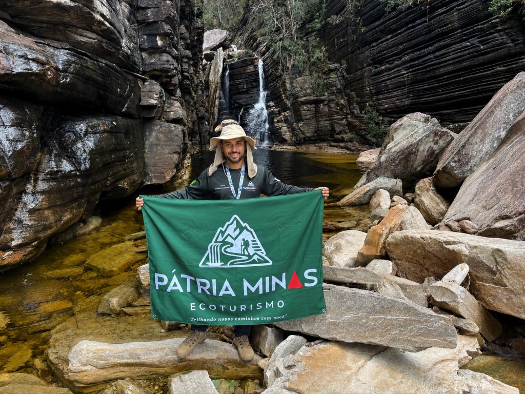 Bandeira Pátria Minas Ecoturismo em trilha