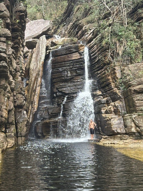 Banho de cachoeira em paredão de rochas sedimentares