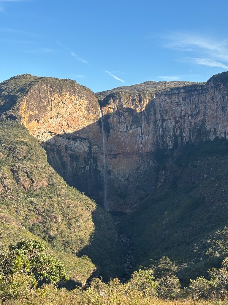 Grande cachoeira entre rochas