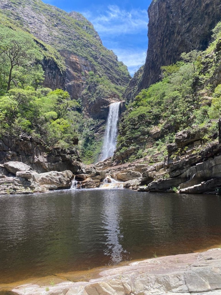Cachoeira no cânion rochoso
