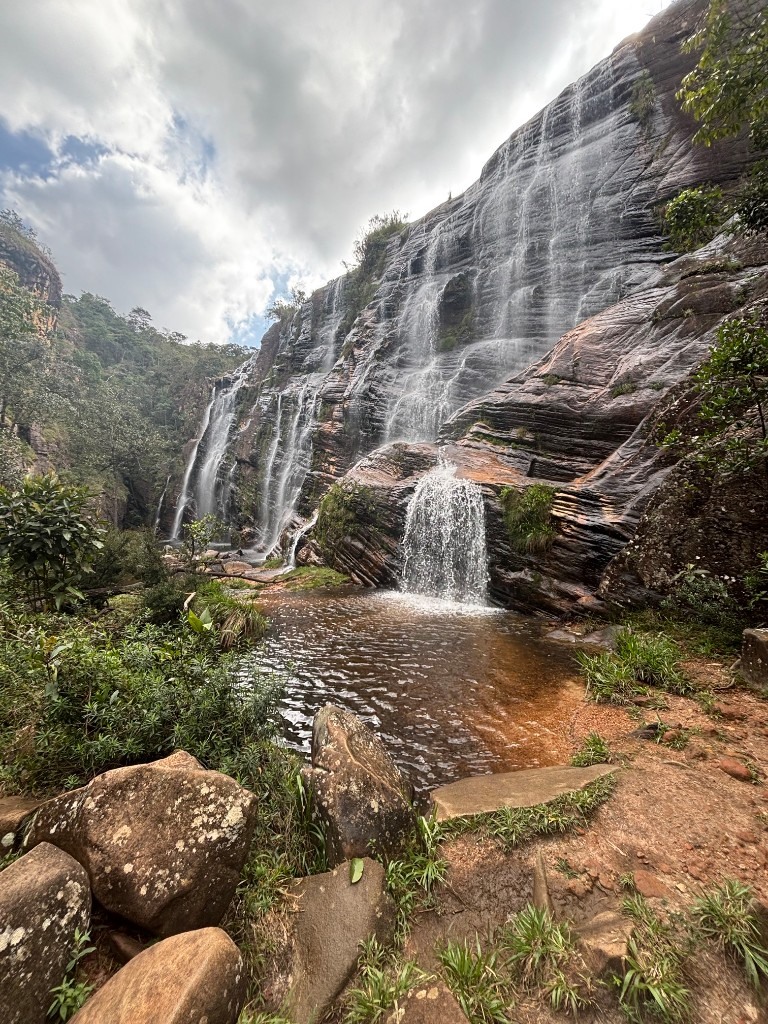 Cachoeira no paredão rochoso