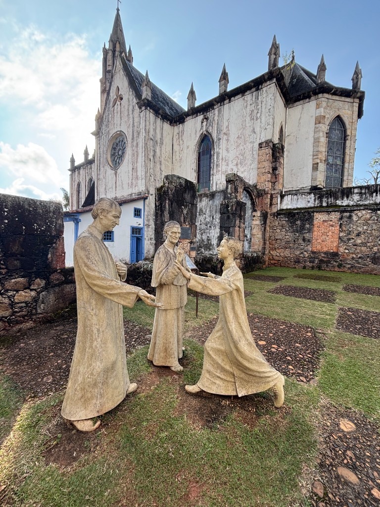 Estátuas em frente à igreja
