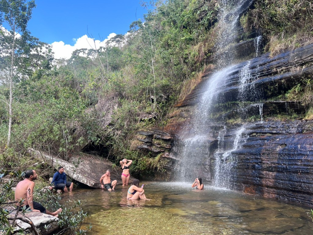 Grupo aproveitando banho de cachoeira