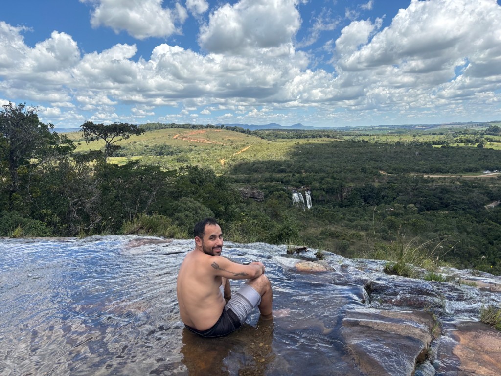 Mirante com vista panorâmica e cachoeira ao fundo