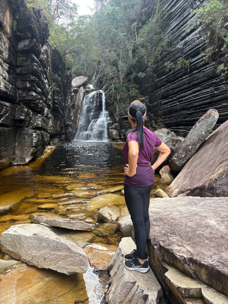 Trilheira observando a cachoeira