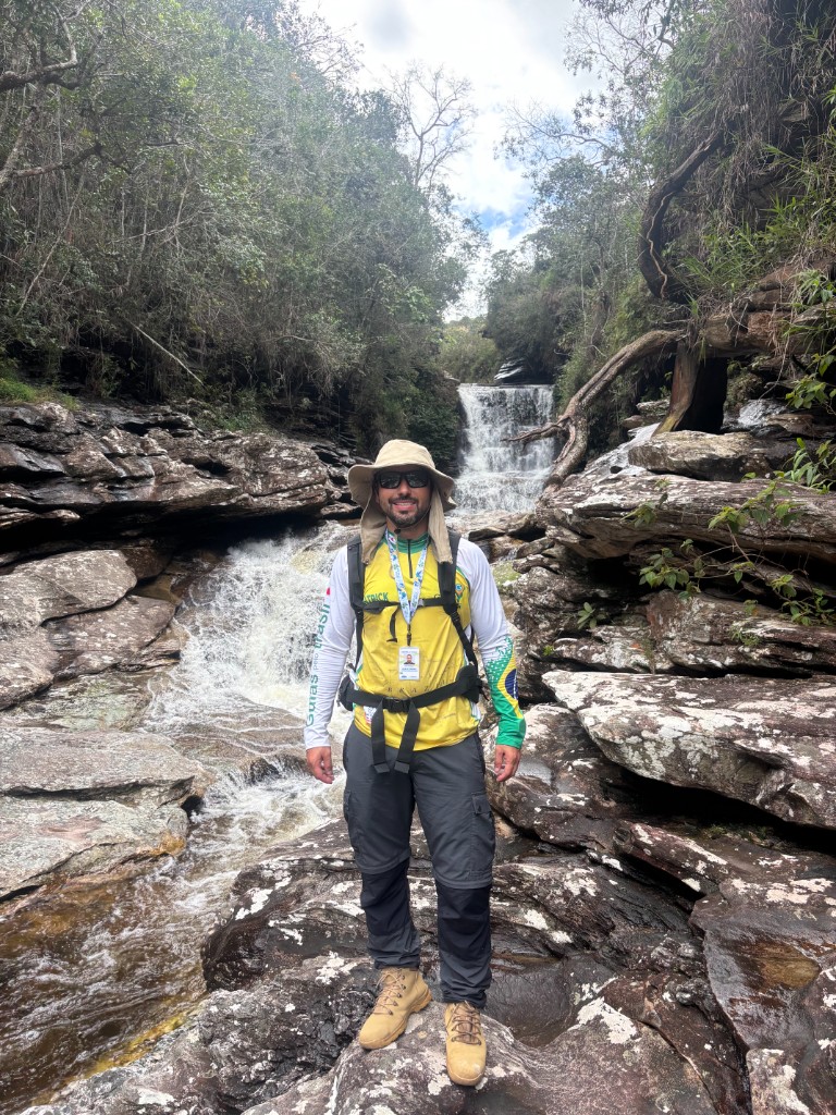 Patrick Jardim em trilha junto à cachoeira